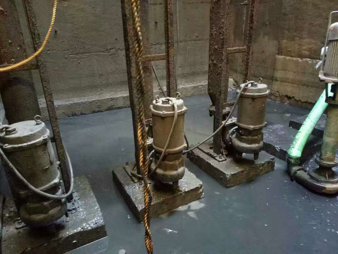 津南污水池清理