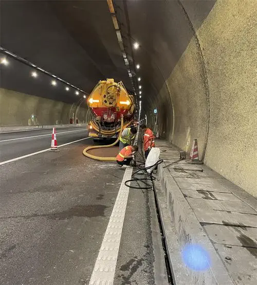 津南隧道排水渠清淤